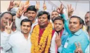  ?? PTI ?? ▪ Samajwadi Party candidate Praveen Kumar Nishad flashes victory sign after his success in the bypoll elections, in Gorakhpur on Wednesday.