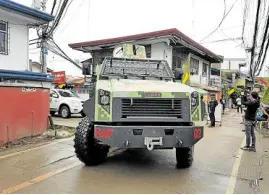  ?? —NESTLE SEMILLA ?? POLICE PRESENCE An armored personnel carrier of the police’s Special Action Force moves around Cebu City to remind residents to stay home as the government addresses the rising cases of COVID-19 in the city.