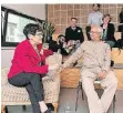  ?? FOTO: POSTCODE/MARCO URBAN ?? Rita Süssmuth im Gespräch mit Wirtschaft­swissensch­aftler Muhammad Yunus.