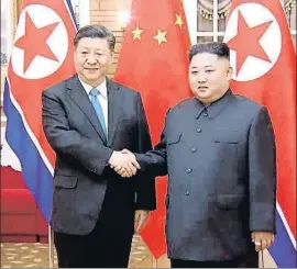  ?? CCTV / AFP ?? Xi Jinping donant la mà a Kim Jong-un