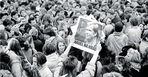  ?? Zato veřejnost měla krátce po vypuknutí revoluce na podzim 1989 jasno. Václav Havel patří na Hrad. FOTO ČTK ??