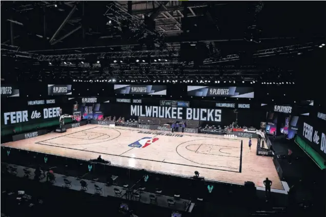  ??  ?? La cancha, en el Wide World of Sports de ESPN, adornada con motivos de Milwaukee Bucks, teóricamen­te el equipo local ante los Magic, pero sin jugadores. No hubo partido.