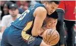  ?? SEAN GARDNER GETTY IMAGES ?? Pelicans guard Frank Jackson and Raptors guard Jeremy Lin scramble for a loose ball on Friday in New Orleans.