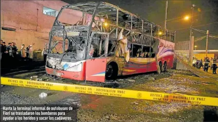  ?? Foto:
EFE ?? Hasta la terminal informal de autobuses de Fiori se trasladaro­n los bomberos para ayudar a los heridos y sacar los cadáveres.