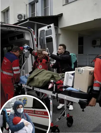  ?? PHOTOS AFP ?? Des paramédics installent un enfant à bord d’une ambulance après avoir reçu l’ordre d’évacuer un hôpital pour enfant.