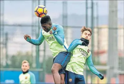  ?? ÀLEX GARCIA / ARCHIVO ?? Samuel Umtiti salta por encima de Denis Suárez para despejar de cabeza en un entrenamie­nto