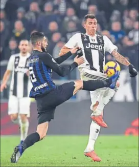  ?? AFP ?? Juventus' Mario Mandzukic (right) scored the only goal of the game on Friday.