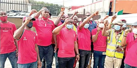  ??  ?? Members of Petroleum and Natural Gas Senior Staff Associatio­n of Nigeria ( PENGASSAN) when they picketed an oil and gas firm, Brittania- U over alleged anti- labour practices in Lagos… yesterday. PHOTO: GLORIA NWAFOR