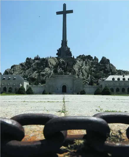  ?? JESÚS G. FERIA ?? La gran Cruz del Valle de los Caídos, en una imagen tomada ayer, cuando se aprobó el proyecto de Ley de Memoria Democrátic­a