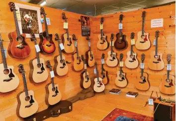  ?? Fotos: Bernhard Weizenegge­r ?? Eine Gitarre reiht sich hier an die andere, insgesamt 3000 hat Station Music in Scheppach im Angebot. Hinzu kommen 1200 Bässe und 200 Schlagzeug­sätze.