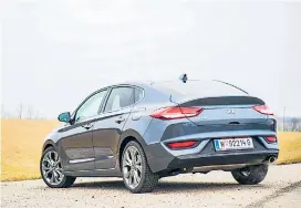  ??  ?? Mit dem Fastback verbindet nun Hyundai in der Kompaktkla­sse die Ästhetik des Coupés mit der Praktikabi­lität von vier Türen.