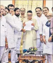  ?? PTI ?? ■
Leaders of Shiv Sena, Nationalis­t Congress Party and Congress met governor BS Koshyari, at Raj Bhavan in Mumbai on Tuesday.