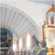  ?? FOTO: STILLER ?? Andreas Klotz weist auf die Schäden im Inneren der Kalvarienb­ergkapelle hin, die einer dringenden Instandset­zung bedürfen.