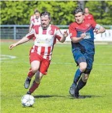  ?? FOTO: THOMAS SIEDLER ?? Auf Johannes Eckl (rechts) wird es einmal mehr ankommen. Denn er soll die DJK Schwabsber­g-Buch, anders als zuletzt gegen Aalen (links) mit seinem Toren möglichst ins Finale schießen.