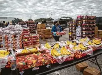  ?? Marie D. De Jesús / Staff photograph­er ?? A volunteer helps prepare food to be distribute­d during the Neighborho­od Super Site event held Sunday in Houston.