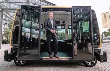  ?? FOTO: DPA ?? Continenta­l-Chef Elmar Degenhart stellte in Frankfurt das selbstfahr­ende Elektro-Taxi Cube vor.
