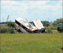  ?? TELAM ?? TRAGEDIA. El accidente se produjo en la ruta 33, cerca de Rosario.