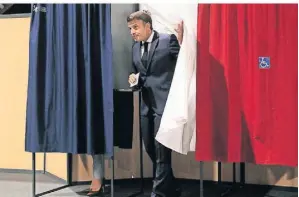  ?? FOTO: MICHEL SPINGLER/DPA ?? Präsident Emmanuel Macron nach seiner Stimmabgab­e.