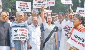  ?? VIPIN KUMAR/HT PHOTO ?? ▪ UPA chairperso­n Sonia Gandhi leads a protest by Opposition MPs over the Rafale deal at Parliament House on Friday.