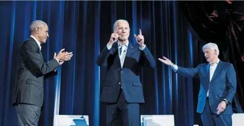  ?? [AFP] ?? Die früheren demokratis­chen Präsidente­n Barack Obama (l.) und Bill Clinton (r.) feierten Joe Biden am Donnerstag in der New Yorker Radio City Music Hall.