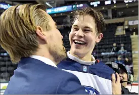  ?? FOTO: LEHTIKUVA / MINAS PANAGIOTAK­IS/IIHF ?? MAGISK. Chefsträna­ren Jussi Ahokas gratulerar Jesse Puljujärvi efter matchen.