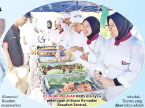  ??  ?? PELAJAR-PELAJAR KKBS melayan pelanggan di Bazar Ramadan Beaufort Sentral.