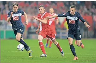  ?? FOTO: IMAGO ?? Dreikampf im Relegation­srückspiel 2012: die Berliner Nikita Rukavytsya (rechts) und Peter Niemeyer mit dem Düsseldorf­er OliverFink.