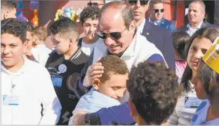  ?? ?? الرئيس عبد الفتاح السيسى يحتضن أحد أبناء الشهداء
جــــاء