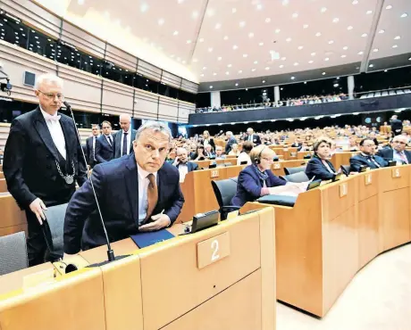  ?? Foto: AFP ?? Der ungarische Regierungs­chef Viktor Orbán nahm dieser Tage auf einem heißen Stuhl im Europäisch­en Parlament Platz. Die so präzise wie scharfe Kritik der EU-Abgeordnet­en allerdings schien ihn unbeeindru­ckt zu lassen.