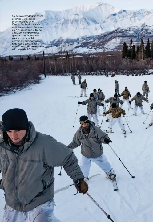 ??  ?? Soldados estadounid­enses practican el ascenso sobre esquíes en el Centro Septentrio­nal de Adiestrami­ento de Combate en Alaska, donde la tropa adquiere competenci­as que van desde vestirse para soportar el frío extremo y caminar sobre raquetas de nieve hasta esquiar con rifle arrastrand­o un trineo de 90 kilos.