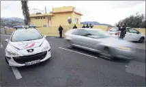  ?? (Photo Cyril Dodergny) ?? Les tueurs ont agi hier matin à Nice, vers  h , sur un axe très fréquenté qui relie le boulevard Gambetta à Saint-Pancrace.