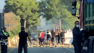  ??  ?? Bloccato ieri pomeriggio il tratto di strada che da Lecce va a Campi Salentina