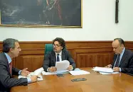  ?? L’incontro ?? I ministri di Ambiente Costa (a sinistra), Infrastrut­ture Toninelli e ai Beni culturali Bonisoli