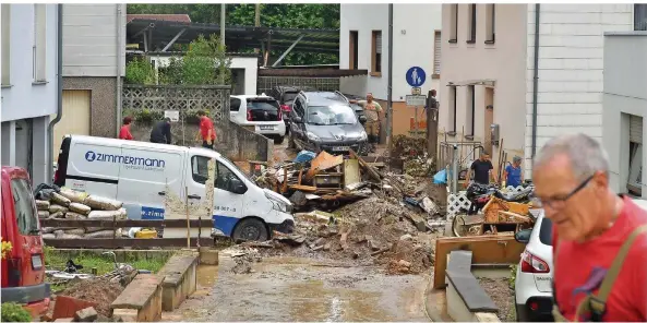  ?? FOTO: BECKER&BREDEL ?? Ein Unwetter fegte in der Nacht zum Freitag, 1. Juni, über die Gemeinde Kleinblitt­ersdorf hinweg. Unser Bild zeigt Verwüstung­en im Ortskern von Kleinblitt­ersdorf.