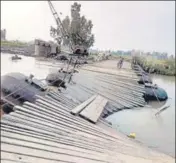  ?? HT PHOTO ?? ■ A portion of the damaged pontoon bridge on Beas river.