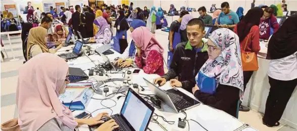  ?? [FOTO HIASAN] ?? Program temu duga terbuka yang dianjur SL1M sentiasa menjadi tumpuan graduan untuk mencari pekerjaan.