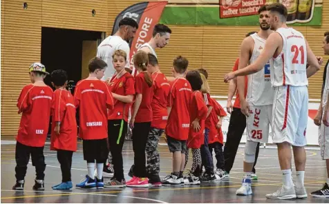  ?? Foto: Oliver Reiser ?? Vor dem letzten Heimspiel gegen Treuchtlin­gen zeigen die Basketball­er der BG Leitershof­en/Stadtberge­n, dass sie eine große Kangaroos Familie sind. Die Spieler der Regionalli­ga Mannschaft überreicht­en den Nachwuchs Korbjägern der U10 die Medaillen für...