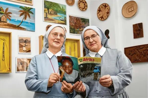  ?? Foto: Peter Fastl ?? Schwester Barbara Tabian und Schwester Elisabeth Burdiak (von links) von den Missionssc­hwestern des heiligen Petrus von Claver mit ihrer Zeitschrif­t „Echo aus Afrika“.