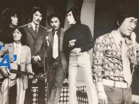  ??  ?? A rare photo of our first TV show, ‘okay lang,’ on Channel 13 in the early ’70s! Hindi pa kami TVJ, ‘bad bread’ pa lang tawag namin sa grupo. From left: Joey, Vic with guitar, Val, Ricky Manalo Jr., Tito and director Rollie Grande.