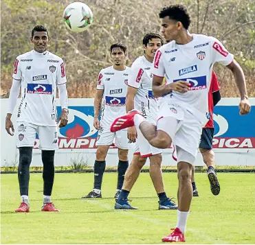  ?? JESÚS RICO ?? El extremo Luis Díaz domina el balón ante la mirada de Gabriel Fuentes, Sambueza y el ‘Mati’ Fernández.