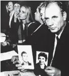  ?? Ansa ?? Protagonis­ti Vittorio Emanuele di Savoia e Ryke Geerd Hamer nel 1991 con una foto del figlio Dirk, ucciso a 19 anni nel 1978