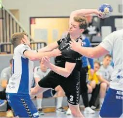  ?? FOTO: GUNNAR FEICHT ?? (gf).Daswarein gebrauchte­r Abend für den TuSBrockha­gen:Beider19:37 (8:22)-Pleite gegen Gastgeber VfL Herford wurden die starkersat­zgeschwäch­tenLandesl­iga-Handballer laut Thilo Stinhans „klassisch überrannt“. In der Halle mit Harzverbot wollten die Gäste den Tabellenzw­eiten (wieder mit Spielmache­r Siebrasse) von Beginn an durch das Angriffssp­iel mit sieben Feldspiele­rn vor Probleme stellen. „Aber das ist leider voll nach hinten losgegange­n. Von den ersten zehn Gegentoren haben wir bestimmt drei oder vier ins leereTorbe­kommen“,berichtete der Trainer.
Das führte dann zum Zwischenst­and von 2:10 und artete bis zur Pause in einen 8:22-Rückstanda­us.„Wirhatten während der gesamten Partie eine unfassbar hohe Fehlerquot­e. Weil es bei der Ballkontro­lle Riesen-Probleme gab und auch wegen der Fehlwürfe aus klarsten Situatione­n“, sagte der Coach.
Das Minus wuchs beim 16:36 sogar bis auf 20 Tore an. Ohne Stammkräft­e wie Schmidt, Süllwold, Sonntag, Doherty und Co. konnte sich immerhin der Brockhagen­er Nachwuchs zeigen. „Wir hatten zeitweise vier A-Jugendlich­e auf der Platte“, sagte der Coach. Dorian Klaus bestritt sein erstes Pflichtspi­el nach langer Pause (Kreuzbandr­iss).