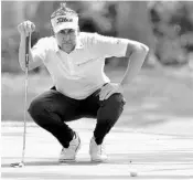  ?? JAY KARR/ASSOCIATED PRESS ?? Ian Poulter, who also shot 64 on Friday, sizes up a putt on No. 7 during the second round at Hilton Head Island.