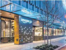  ?? FOTO: DPA ?? „Amazon-Go“-Laden in Seattle: Käufer legen ihre Waren direkt in ihre Einkaufsta­schen und verlassen das Geschäft.