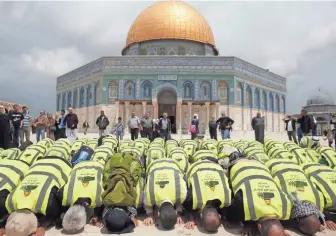  ?? AHMAD GHARABLI, AFP/GETTY IMAGES ?? People pray in front of Jerusalem’s Dome of the Rock, the third holiest site for Muslims.