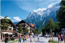  ??  ?? Alpenwelt Karwendel – Brauchtum und imposante Landschaft MITTENWALD