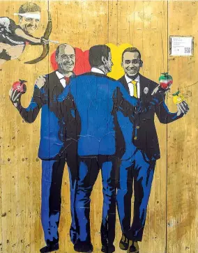  ??  ?? A Roma Il murales dell’artista Tvboy per celebrare l’inedita intesa tra M5S e Pd, con Renzi a fare da Cupido