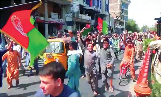  ?? EFE ?? Los manifestan­tes fueron disueltos mientras protestaba­n en Jalalabad llevando banderas afganas en contra del régimen talibán