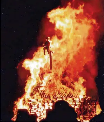  ?? Foto: Elke Wöhrle ?? Das Scheibenfe­uer auf dem Ziegelberg leuchtet weit in die Region. Noch ragt die Hexe über den Funken. Doch gleich wird die Strohfigur von den Flammen erfasst und brennt lichterloh.