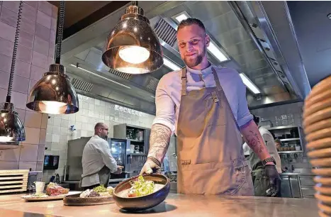  ?? Fotos: Matthias Rietschel ?? „Im Mund muss Silvester sein“heißt das Credo von David Schöbel. Als neuer, junger Küchenchef der „Elbuferei“in der Hafencity Dresden will er das bisherige Niveau des Restaurant­s halten.